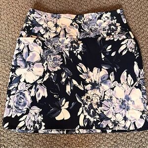 S.C.&CO. Navy Blue White Floral Womans Skort Size Small Super Stretchy Chic EUC